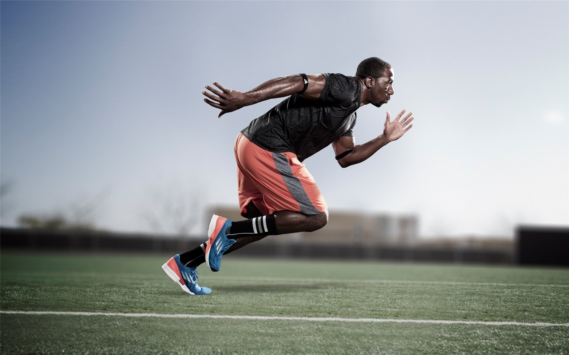 开云足球直播-哈兰德场边失控怒吼指挥，泰山队员怒摔水瓶泄愤—一场引爆情绪的亚冠焦点战，哈兰德场边怒吼，泰山队员怒摔水瓶，亚冠焦点战情绪失控瞬间